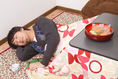 こたつで寝てる人