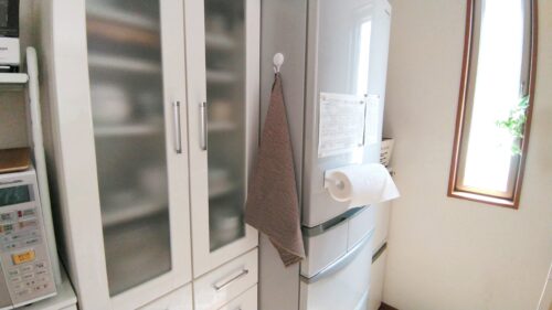 冷蔵庫の横に掛けたティータオル