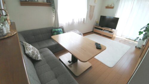 14畳のLDKに置かれたソファーとダイニングテーブル