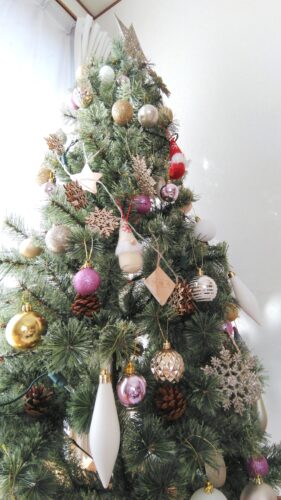 2023年に飾ったアルザスのクリスマスツリーのアップ